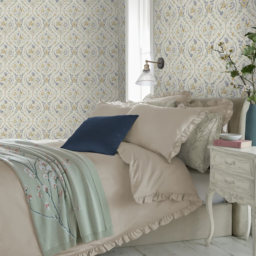 LAURA ASHLEY Foscot Damask Vliestapete | Gelb