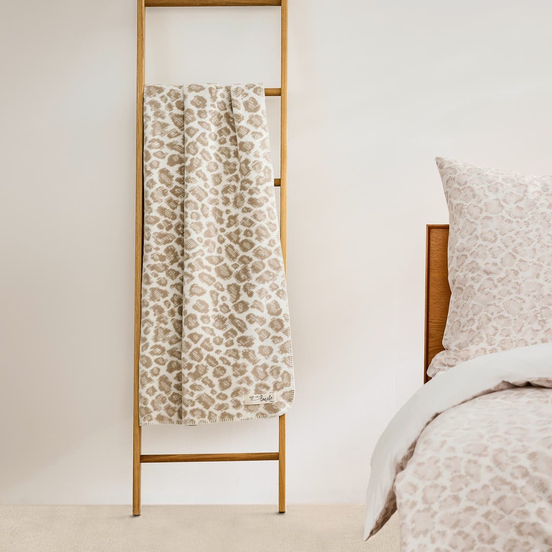 s.Oliver Wohndecke Leo Love | Beige