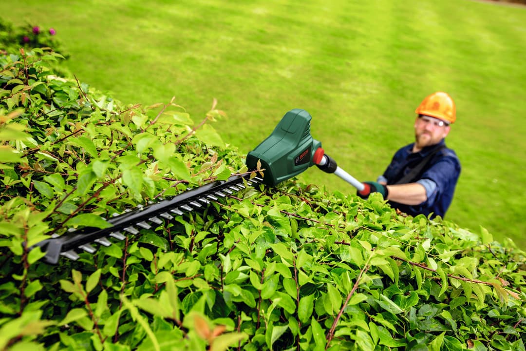 Bosch Home & Garden UniversalHedgePole 18 | Grün