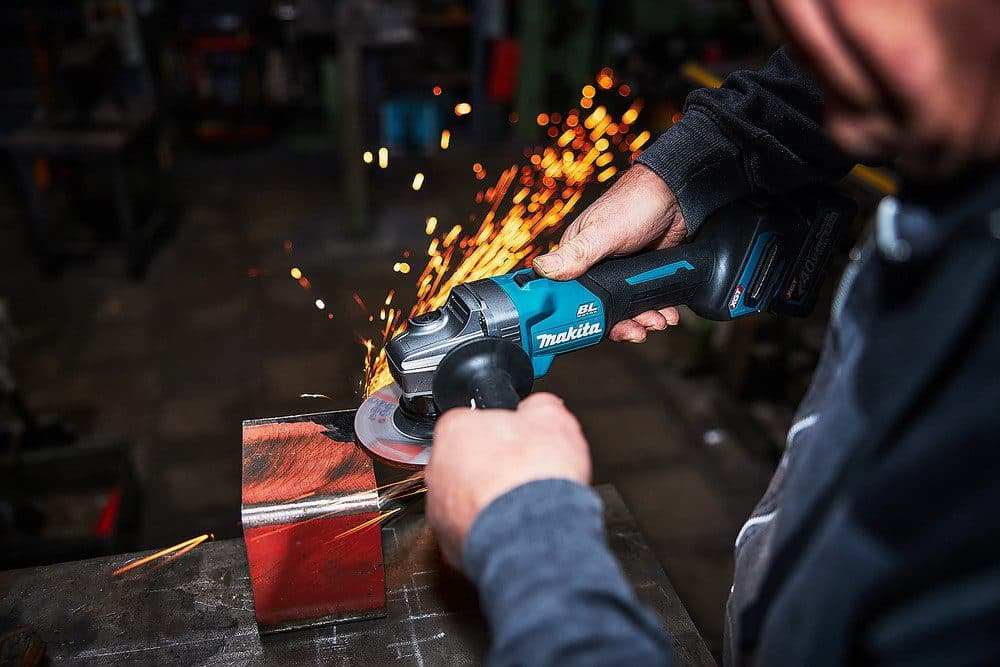 Makita Akku-Winkelschleifer »GA008GZ« | Türkis