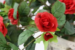 Künstlicher Rosenbusch im Korb | Rot