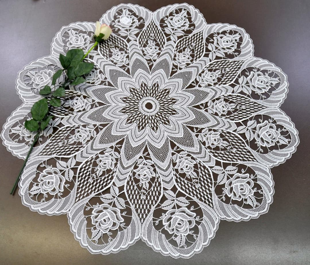 Stickereien Plauen Tischdecke Rosentraum | Weiß