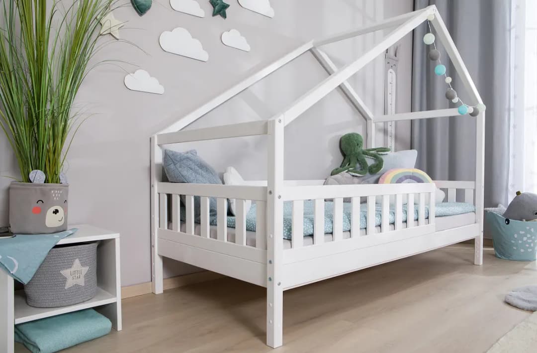 TiCAA Massives Hausbett Lou mit Zusatzbett 140 x 200cm mit Lattenrost
