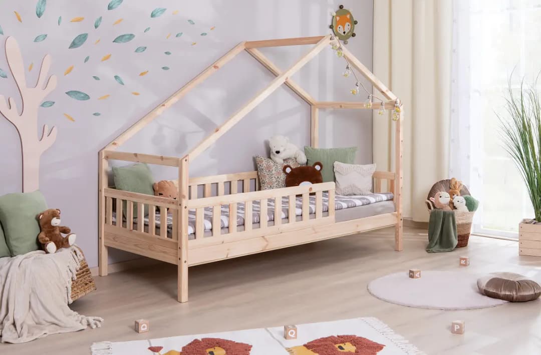TiCAA Massives Hausbett Lou mit Zusatzbett | Holztöne