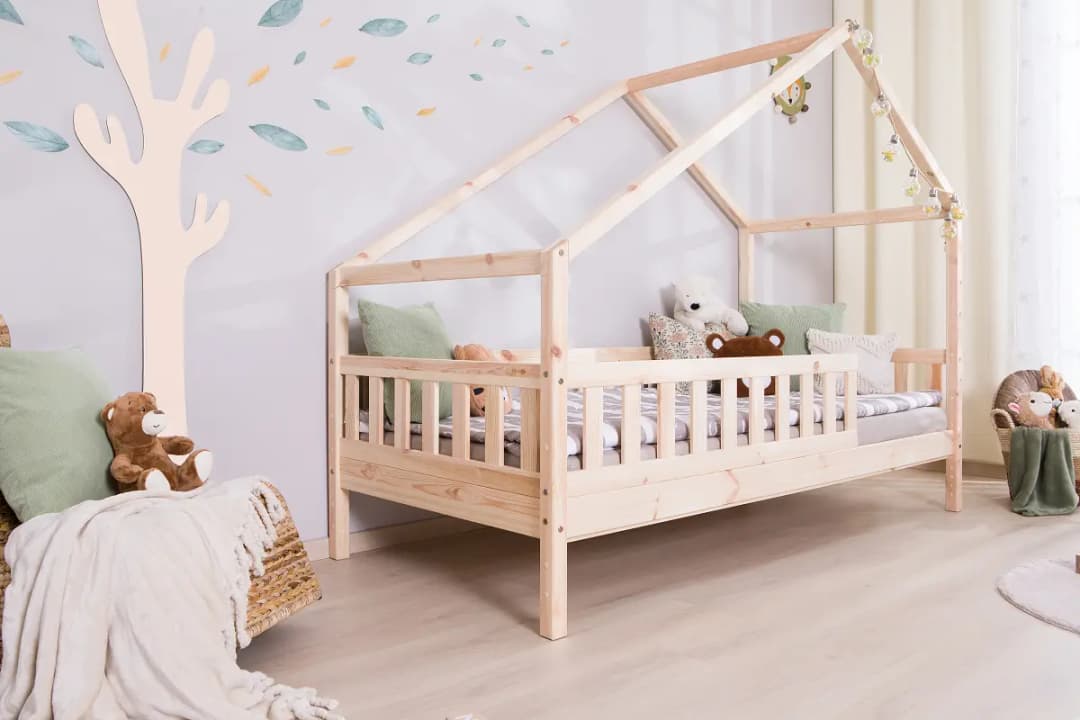 TiCAA Massives Hausbett Lou mit Zusatzbett | Holztöne