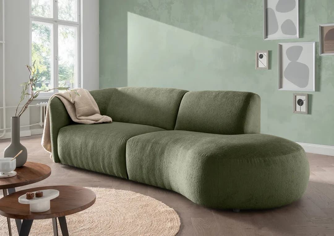 Fredriks Okka Sofa mit Ottomane | Grün