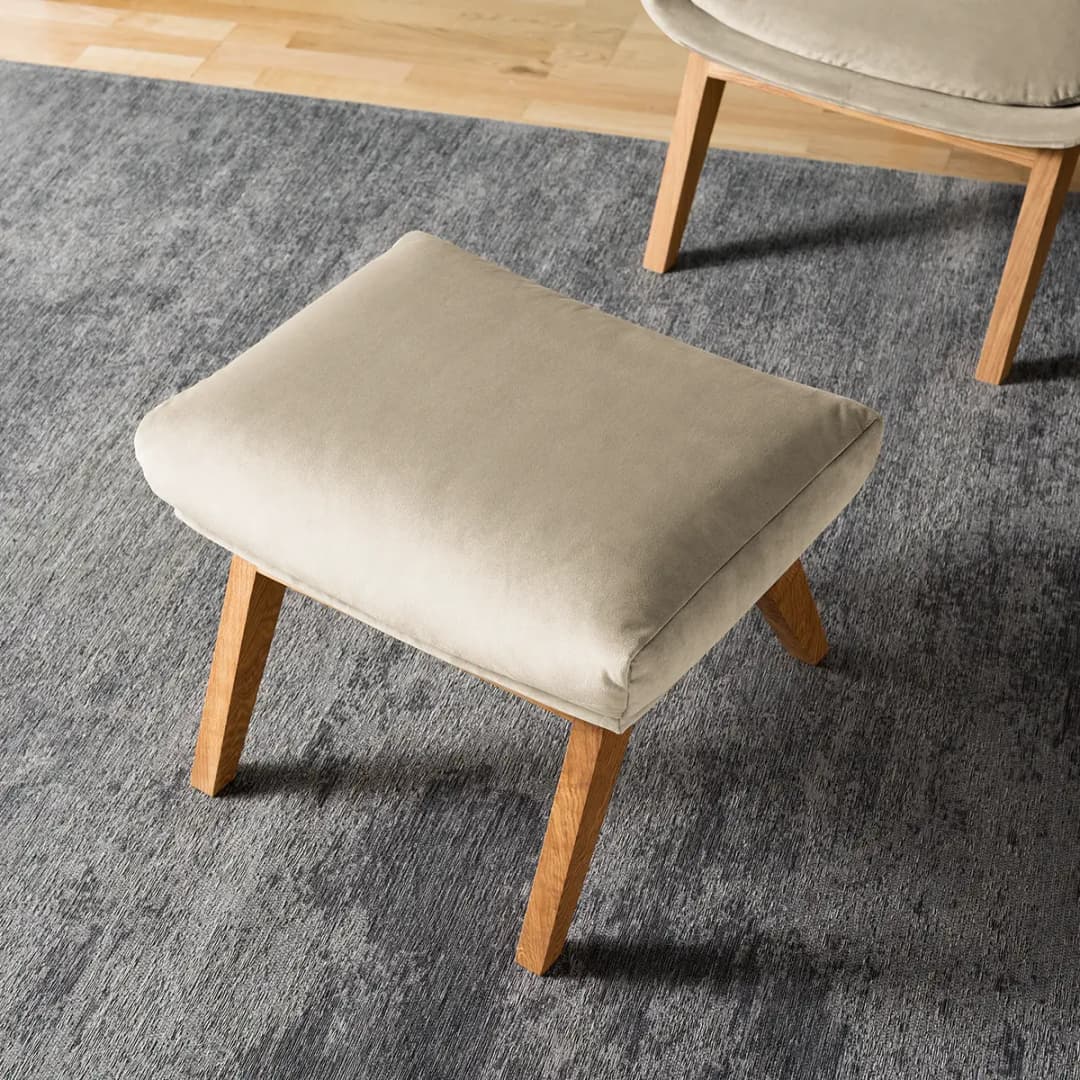 Polsterhocker mit Holzfüßen | Beige