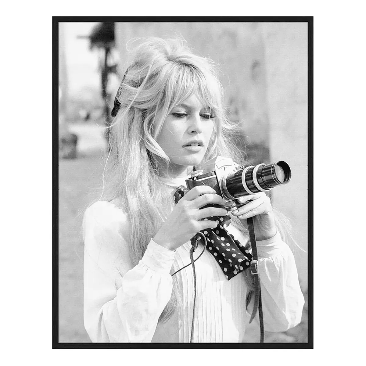 Bild Brigitte with her camera | Schwarz
