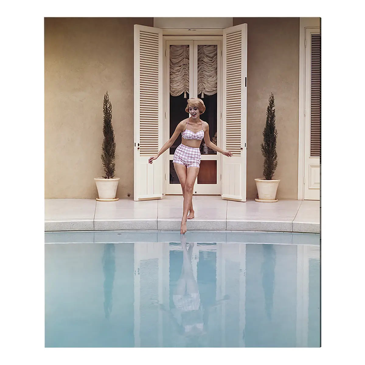 Bild Touching water with foot | Mehrfarbig