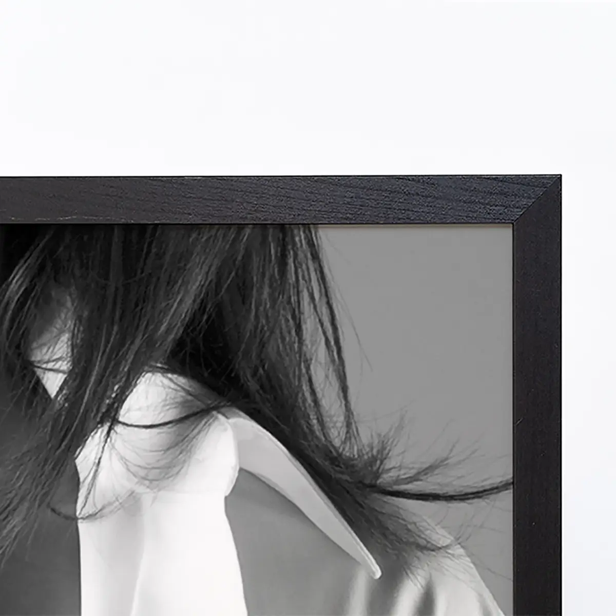 Bild White shirt Rahmen | Schwarz