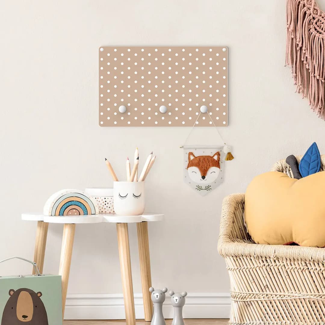 Kindergarderobe Weiße Punkte | Braun