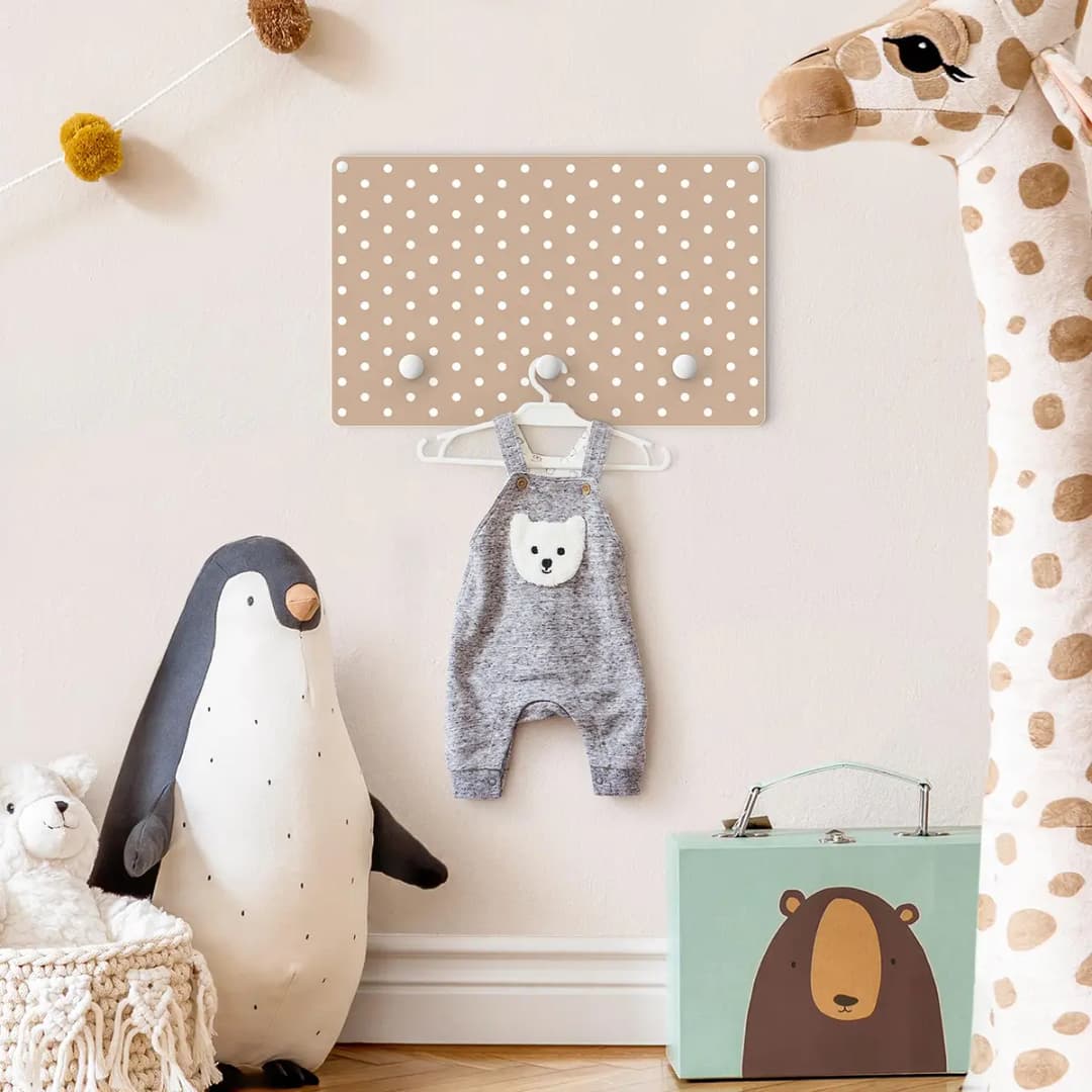 Kindergarderobe Weiße Punkte | Braun