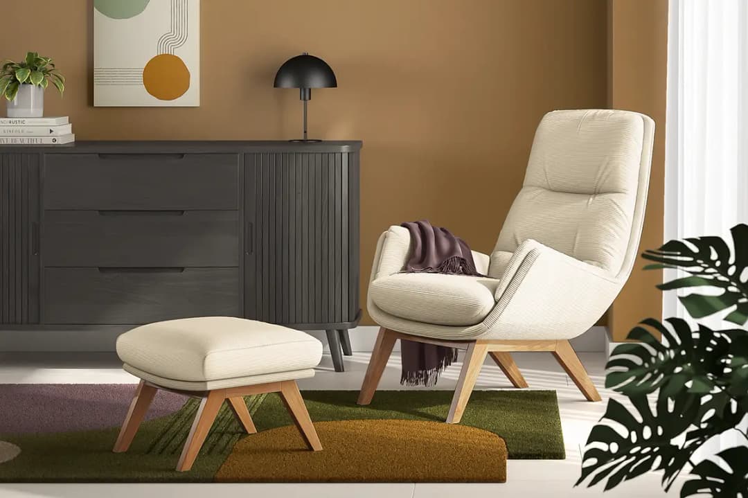 Polsterhocker mit Holzfüßen | Beige