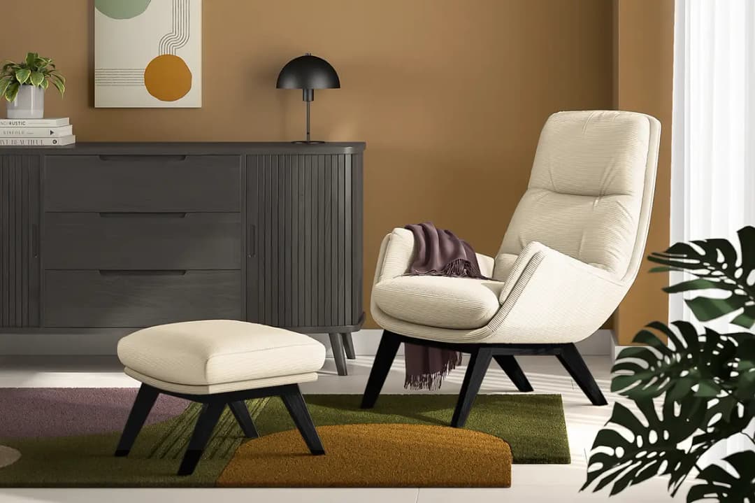 Polsterhocker mit Holzfüßen | Beige